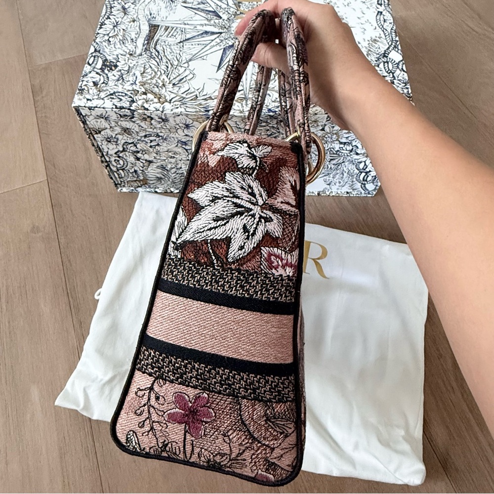 Dior Medium Lady D-Lite in Jardin Magique in Pink - Picture 6 of 16